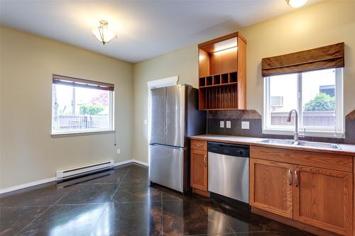 860 Glenwood Avenue, Kelowna, BC - Indoor Photo Showing Kitchen With Double Sink