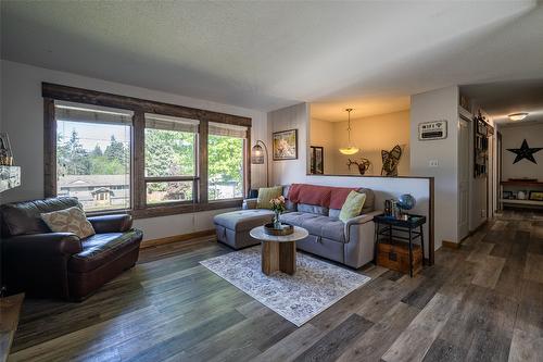 3354 Sidney Crescent, Armstrong, BC - Indoor Photo Showing Living Room