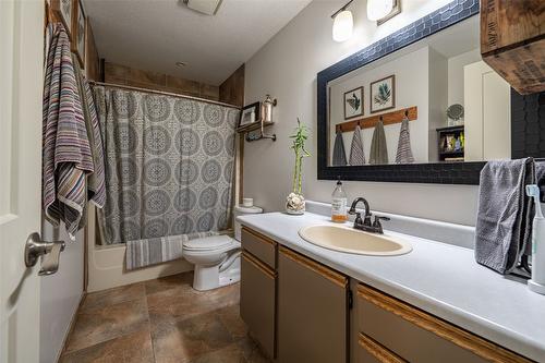 3354 Sidney Crescent, Armstrong, BC - Indoor Photo Showing Bathroom