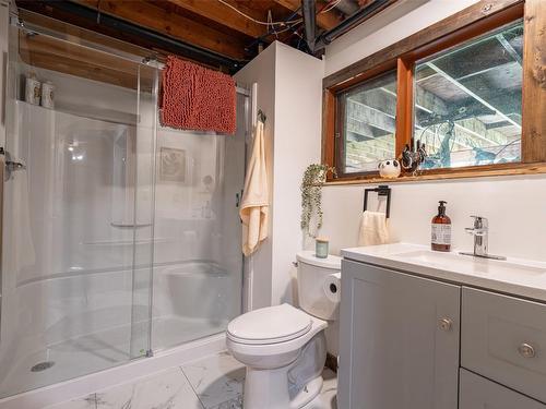 3354 Sidney Crescent, Armstrong, BC - Indoor Photo Showing Bathroom