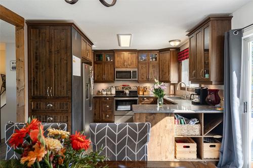 3354 Sidney Crescent, Armstrong, BC - Indoor Photo Showing Kitchen