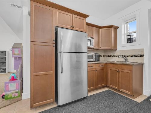 2402 Ryser Place, West Kelowna, BC - Indoor Photo Showing Kitchen