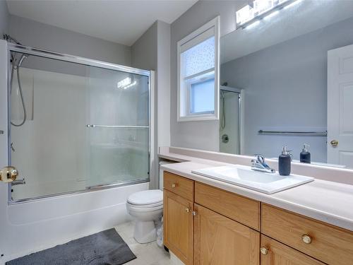115-133 Wyndham Crescent, Kelowna, BC - Indoor Photo Showing Bathroom