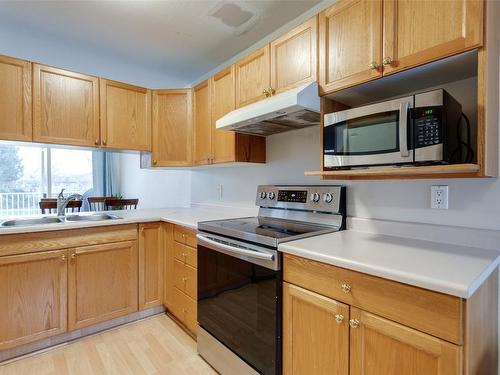 115-133 Wyndham Crescent, Kelowna, BC - Indoor Photo Showing Kitchen With Double Sink