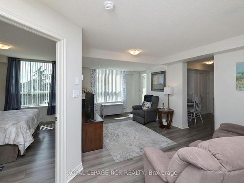 212-4 Briar Hill Hts, New Tecumseth, ON - Indoor Photo Showing Living Room