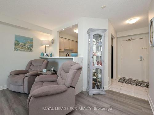 212-4 Briar Hill Hts, New Tecumseth, ON - Indoor Photo Showing Living Room