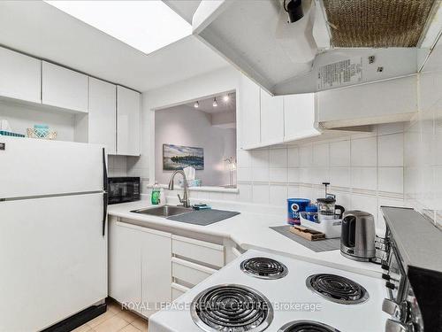 602-88 Charles St E, Toronto, ON - Indoor Photo Showing Kitchen