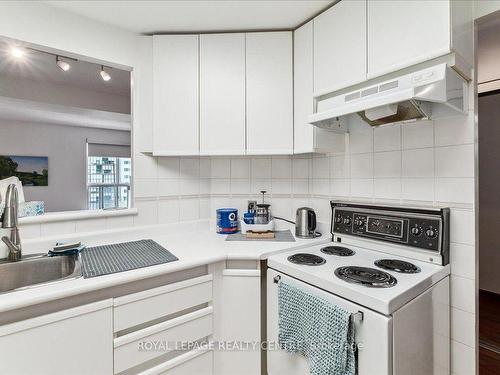 602-88 Charles St E, Toronto, ON - Indoor Photo Showing Kitchen