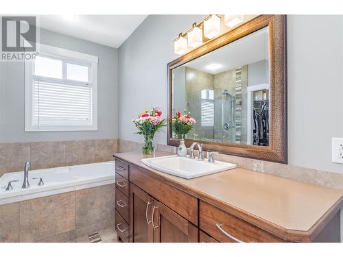 2553 Sunny Lake Court, Lake Country, BC - Indoor Photo Showing Bathroom