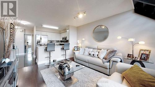 308 - 51 Baffin Court, Richmond Hill, ON - Indoor Photo Showing Living Room