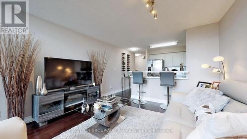 308 - 51 Baffin Court, Richmond Hill, ON - Indoor Photo Showing Living Room