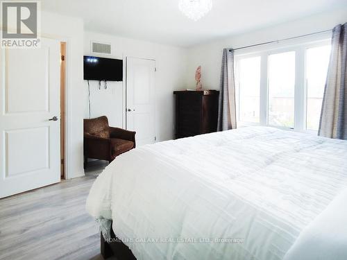 39 Donnan Drive, New Tecumseth, ON - Indoor Photo Showing Bedroom