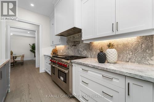 121 Milky Way Drive, Richmond Hill, ON - Indoor Photo Showing Kitchen With Upgraded Kitchen