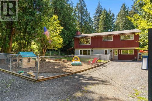 Front yard with fully fenced playground area - 5851 Alpha Cir, Nanaimo, BC - Outdoor