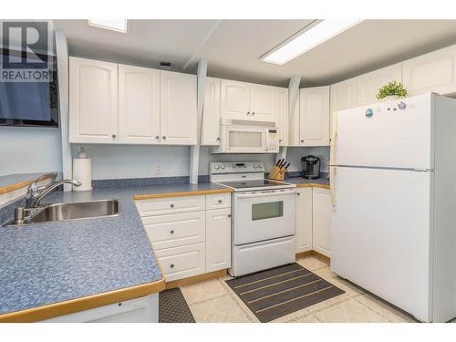 6820 Trans Canada Highway Nw Unit# 2, Salmon Arm, BC - Indoor Photo Showing Kitchen With Double Sink