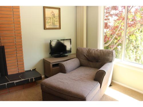 941 Scott Street, Warfield, BC - Indoor Photo Showing Living Room