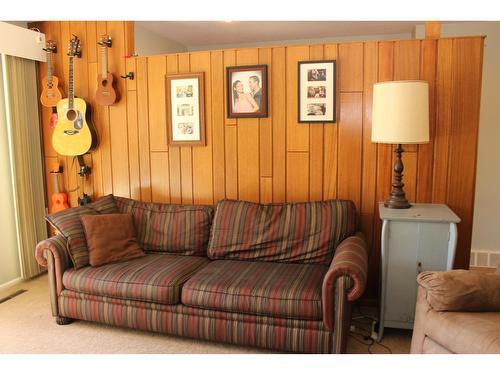 941 Scott Street, Warfield, BC - Indoor Photo Showing Living Room