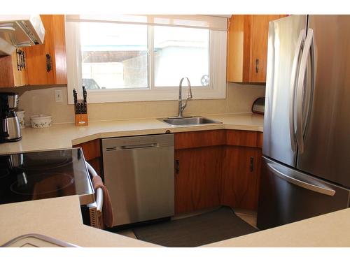 941 Scott Street, Warfield, BC - Indoor Photo Showing Kitchen