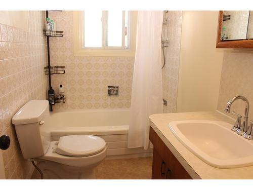 941 Scott Street, Warfield, BC - Indoor Photo Showing Bathroom