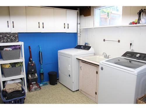 941 Scott Street, Warfield, BC - Indoor Photo Showing Laundry Room