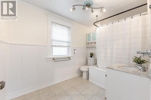 4625 Fifth Avenue, Niagara Falls, ON - Indoor Photo Showing Bathroom