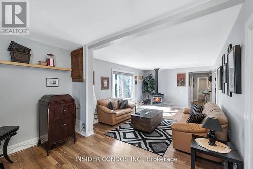 3944 Algonquin Avenue, Innisfil, ON - Indoor Photo Showing Living Room