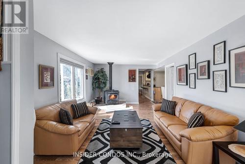 3944 Algonquin Avenue, Innisfil, ON - Indoor Photo Showing Living Room