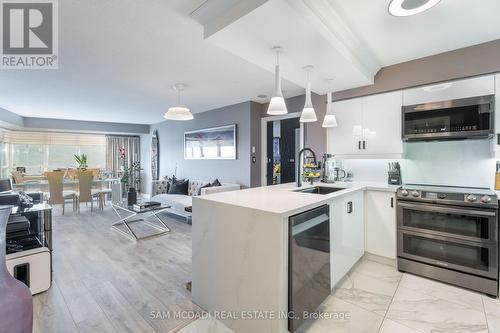 516 - 2111 Lake Shore Boulevard W, Toronto, ON - Indoor Photo Showing Kitchen With Stainless Steel Kitchen With Upgraded Kitchen