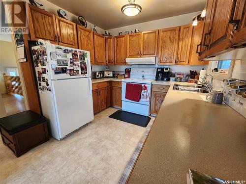 521 7Th Avenue E, Assiniboia, SK - Indoor Photo Showing Kitchen With Double Sink