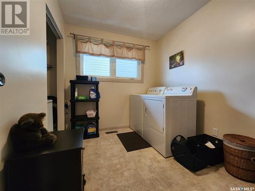521 7Th Avenue E, Assiniboia, SK - Indoor Photo Showing Laundry Room