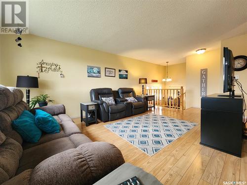 521 7Th Avenue E, Assiniboia, SK - Indoor Photo Showing Living Room
