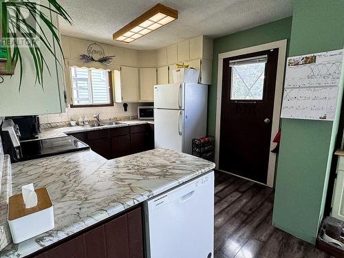 709 99 Avenue, Dawson Creek, BC - Indoor Photo Showing Kitchen With Double Sink