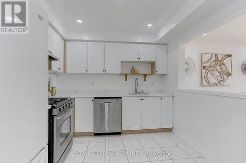 39 Caruso Drive, Brampton, ON - Indoor Photo Showing Kitchen