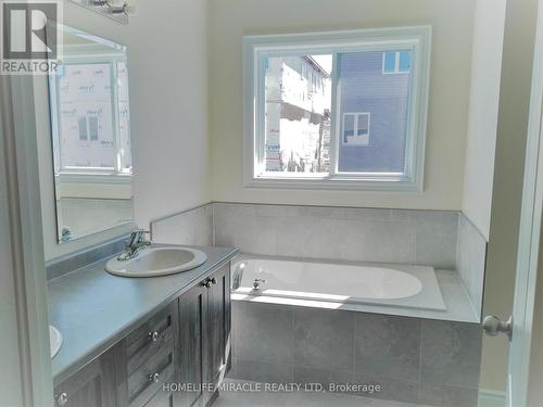 2539 Holbrook Drive, London, ON - Indoor Photo Showing Bathroom