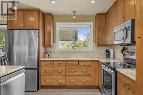 3338 Wildwood Road, Kelowna, BC - Indoor Photo Showing Kitchen