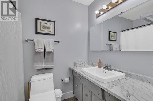 3338 Wildwood Road, Kelowna, BC - Indoor Photo Showing Bathroom