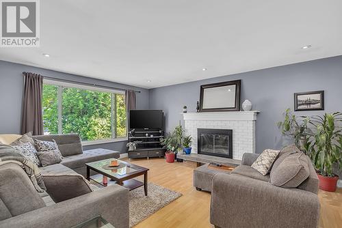 3338 Wildwood Road, Kelowna, BC - Indoor Photo Showing Living Room With Fireplace