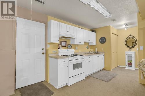 3338 Wildwood Road, Kelowna, BC - Indoor Photo Showing Kitchen