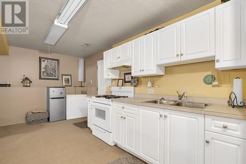 3338 Wildwood Road, Kelowna, BC - Indoor Photo Showing Kitchen With Double Sink
