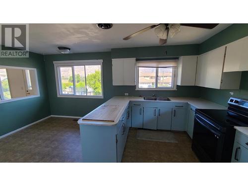 18 Osprey Place, Osoyoos, BC - Indoor Photo Showing Kitchen