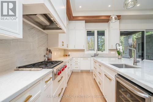 1254 Bramblewood Lane, Mississauga, ON - Indoor Photo Showing Kitchen With Upgraded Kitchen