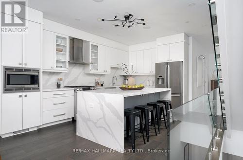 343B Hopewell Avenue, Toronto, ON - Indoor Photo Showing Kitchen With Upgraded Kitchen