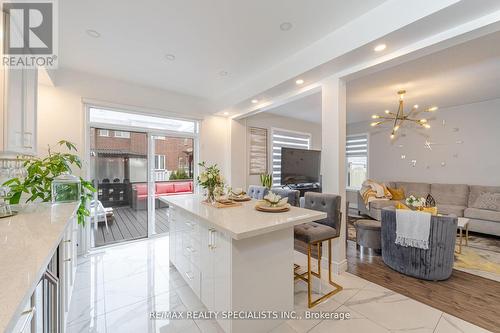 24 Haviland Circle, Brampton, ON - Indoor Photo Showing Kitchen With Upgraded Kitchen