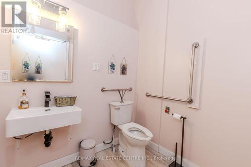 128 Burnhamthorpe Road E, Oakville, ON - Indoor Photo Showing Bathroom