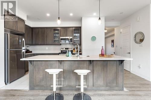 128 Burnhamthorpe Road E, Oakville, ON - Indoor Photo Showing Kitchen With Upgraded Kitchen