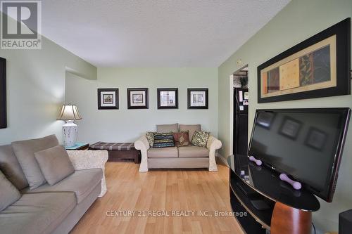 112 - 40 Sunrise Avenue, Toronto, ON - Indoor Photo Showing Living Room