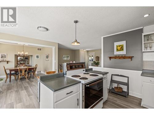 1460 Mission Ridge Drive, Kelowna, BC - Indoor Photo Showing Kitchen