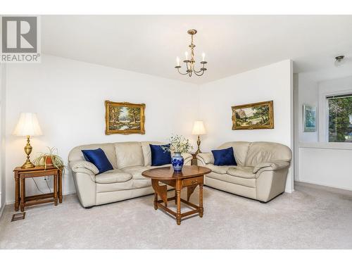 9750 Delcliffe Road Unit# 13, Vernon, BC - Indoor Photo Showing Living Room