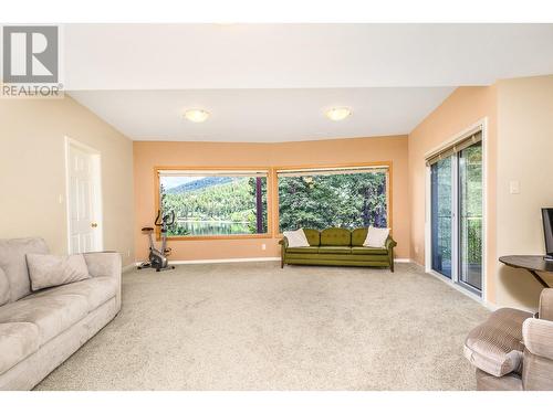 9750 Delcliffe Road Unit# 13, Vernon, BC - Indoor Photo Showing Living Room