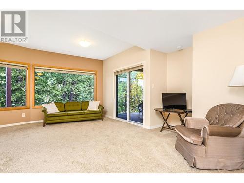 9750 Delcliffe Road Unit# 13, Vernon, BC - Indoor Photo Showing Living Room